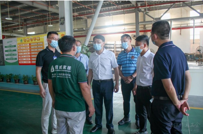 湛江市人大副主任、總工會主席李更盛率隊到信威集團開展勞模慰問活動